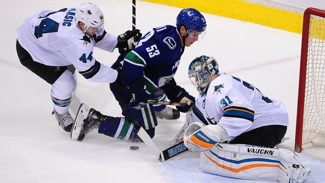 Niemi's 33 saves lead Sharks to victory over Canucks